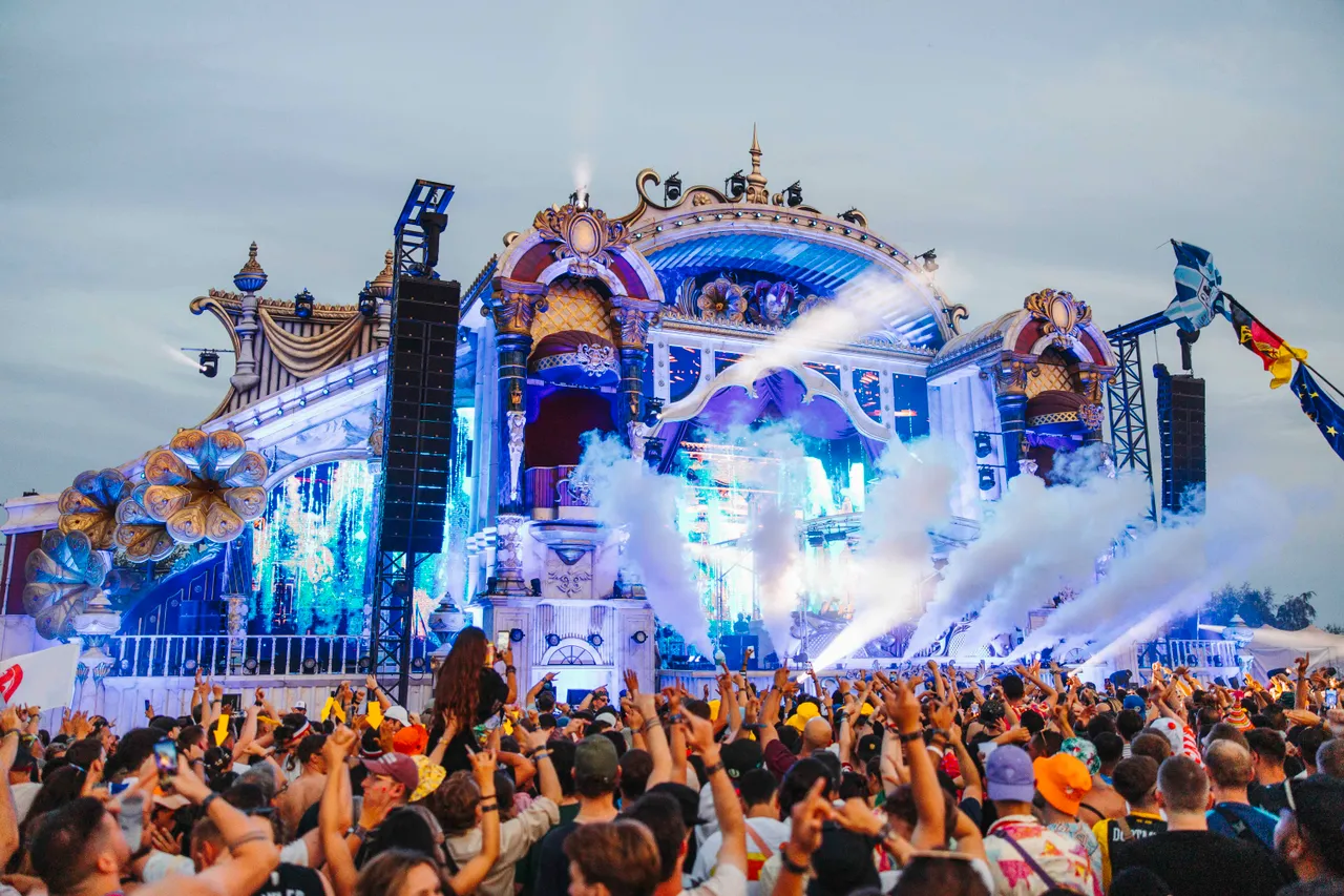 TOMORROWLAND - CABaN ガーデン Discover all of Tomorrowland Belgium's 2024 stages